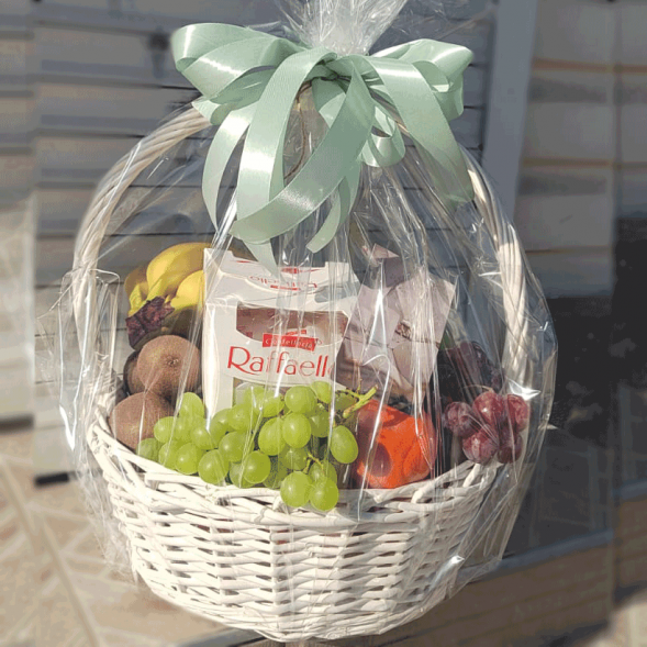 Корзина с фруктами 6 кг. и  Raffaello в Гурзуфе