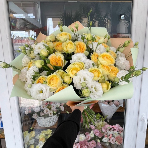 Букет из кустовых роз и эустом «Солнечное утро»  в Гурзуфе