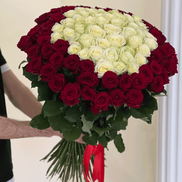 101 роза красная и в середине белая в Гурзуфе