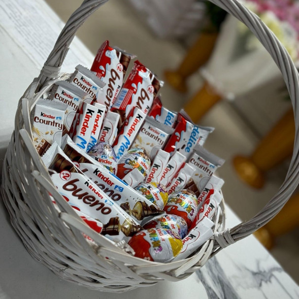 Корзина из сладостей Киндер в Гурзуфе