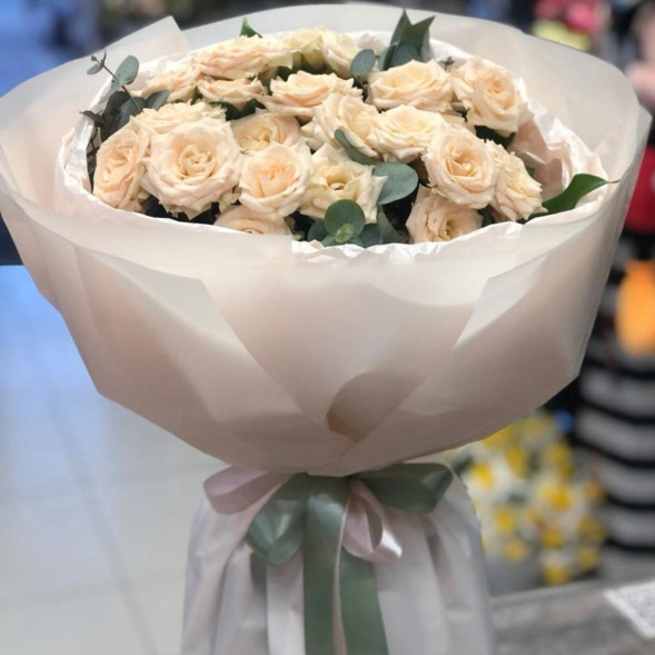 7 кремовых кустовых роз с эвкалиптом в Гурзуфе