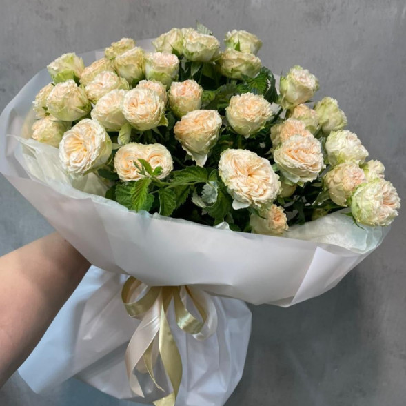 9 кустовых роз в упаковке в Гурзуфе