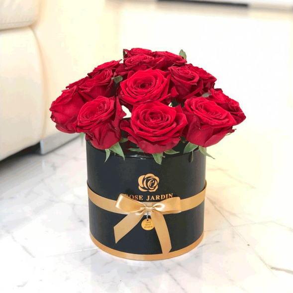 15 красных роз в шляпной коробке в Гурзуфе