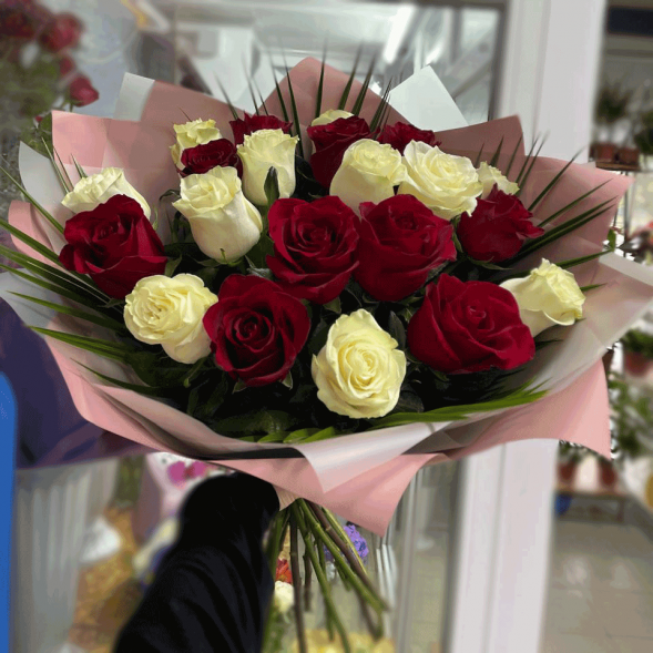 21 красная и белая роза микс в Гурзуфе