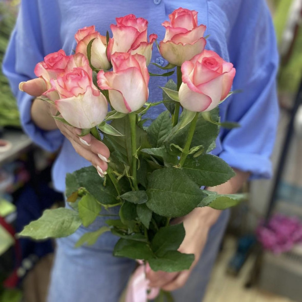 Букет 7 розовых роз в Гурзуфе