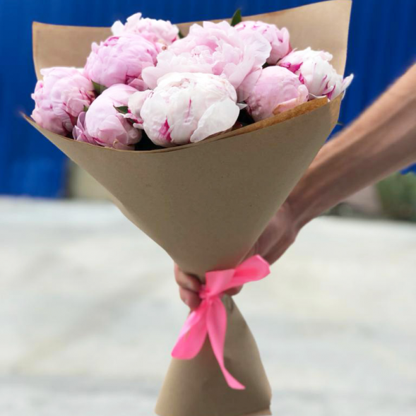 Букет 9 нежных пионов в крафте в Гурзуфе