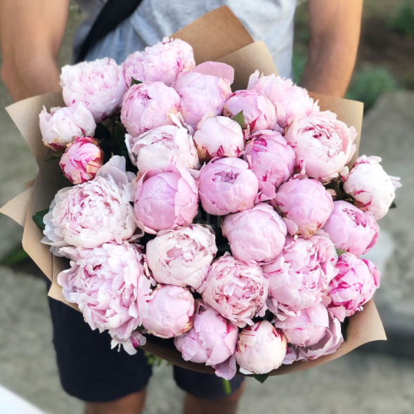 Букет 29 нежных пионов в крафте в Гурзуфе