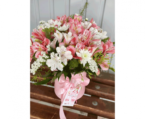 Нежный микс альстромерий в шляпной коробке в Гурзуфе