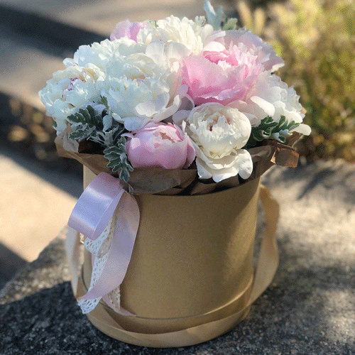 Пионы в шляпной коробке в Гурзуфе