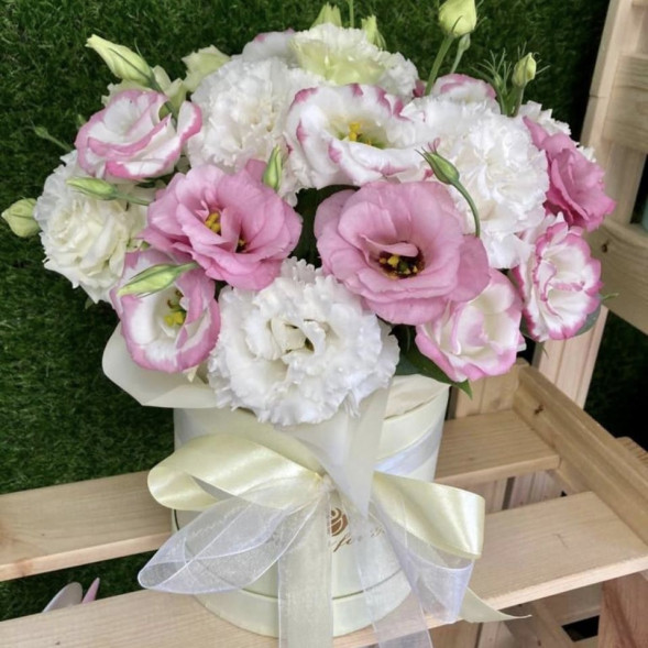 Коробочка с эустомами в Гурзуфе