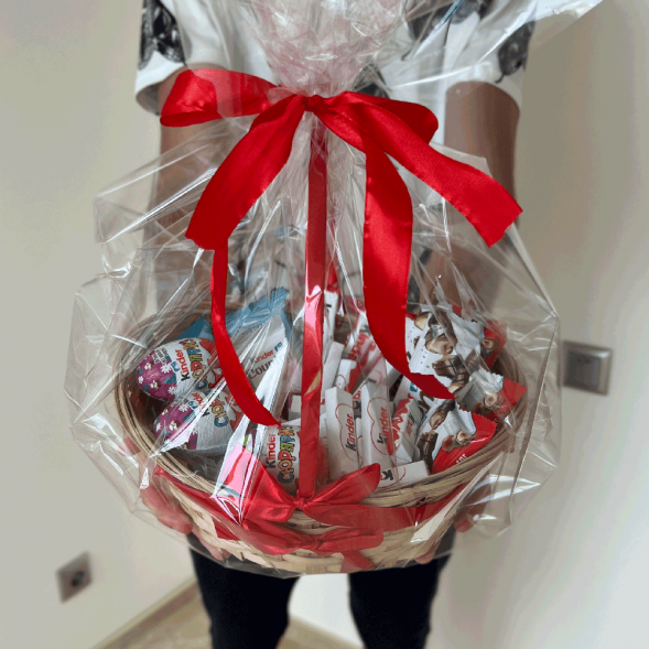 Корзина с киндерами в Гурзуфе