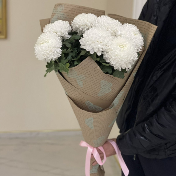 Букет 7 белых одноголовых хризантем в крафте в Гурзуфе