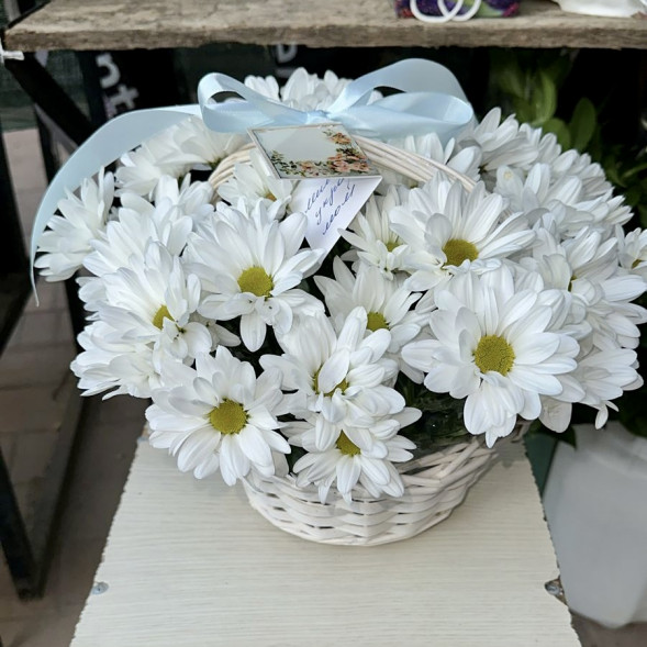 Композиция  «Хризантемы в корзине» в Гурзуфе