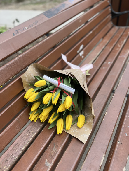 15 жёлтых тюльпанов в Гурзуфе