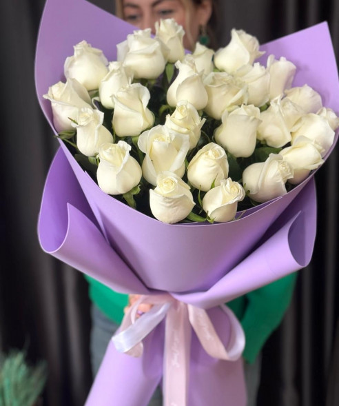 25 белых роз в упаковке Эквадор в Гурзуфе