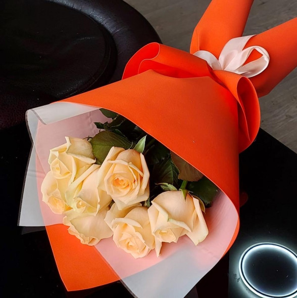 Букет 7 кремовых роз в упаковке в Гурзуфе