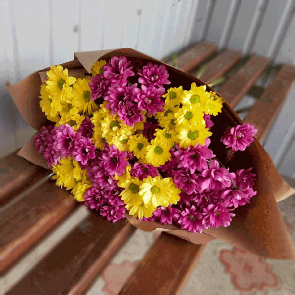Букет 7 жёлтых и розовых хризантем микс в Гурзуфе