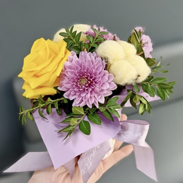 Цветы в стаканчике в Гурзуфе