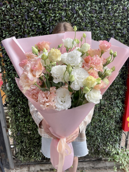 Букет 7 белых и нежно-розовых эустом в Гурзуфе