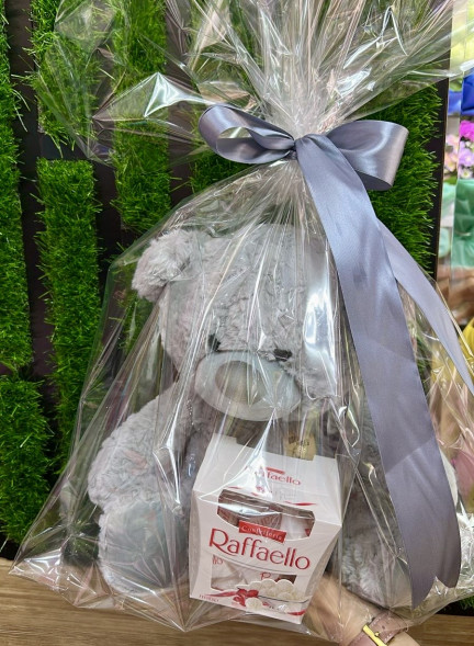 Плюшевый мишка и Raffaello в Гурзуфе