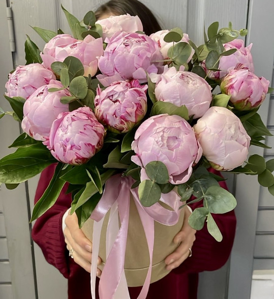 Пионы 13 шт. в шляпной коробке в Гурзуфе