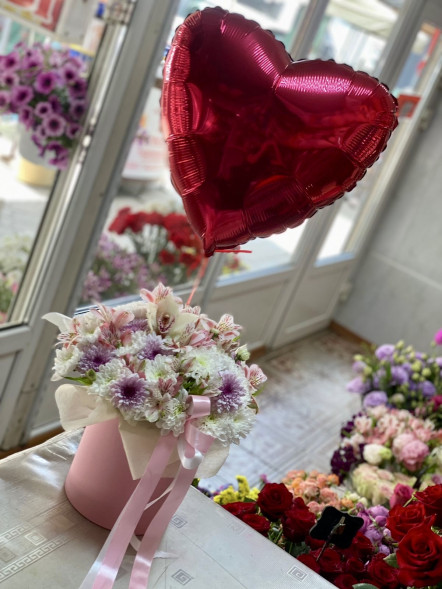 Цветы в коробке и шарик в форме сердца в Гурзуфе