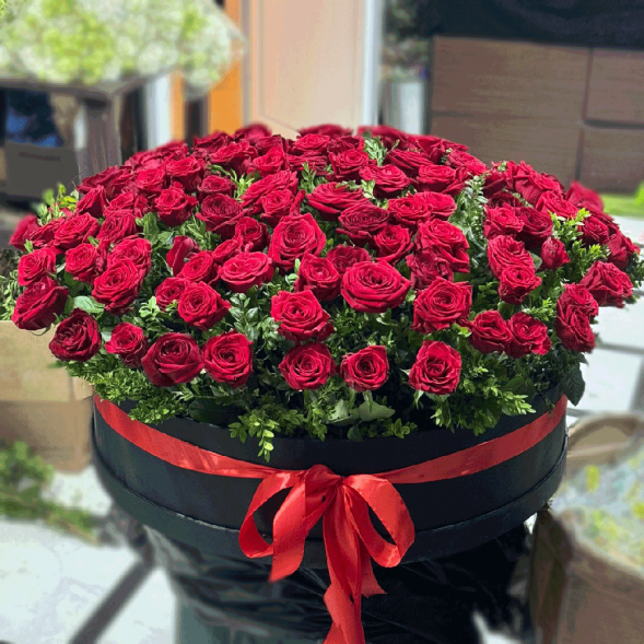 101 красная роза в шляпной коробке в Гурзуфе