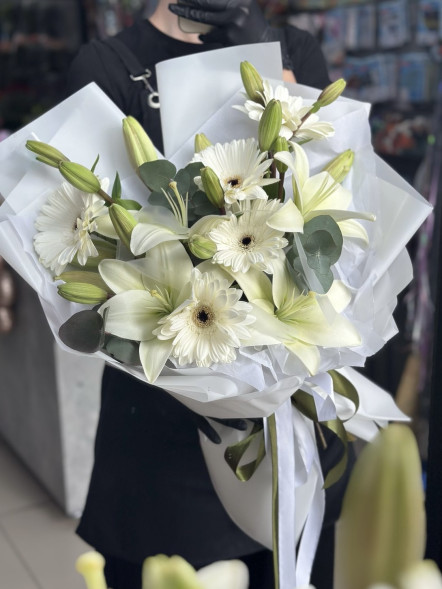Букет с лилией и герберами в Гурзуфе