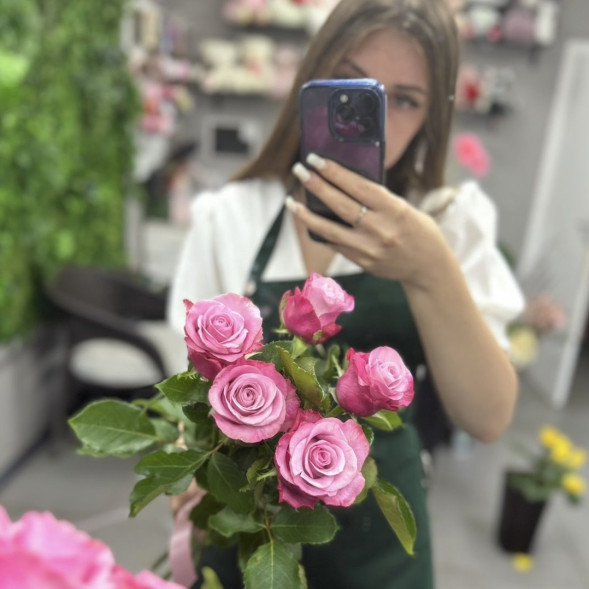 Букет 5 розовых роз в Гурзуфе