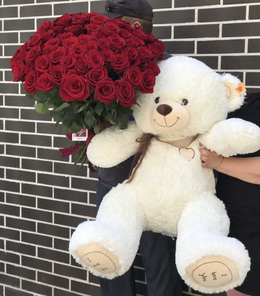 Подарочный набор из 51 красной розы и большого плюшевого мишки в Гурзуфе
