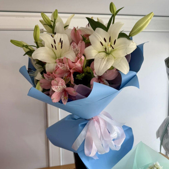 Букет из лилий и альстомерий в Гурзуфе