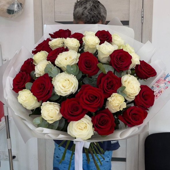 35 роз Эквадор Премиум с эвкалиптом в Гурзуфе