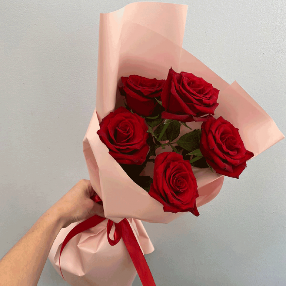 Стильный букет 5 красных роз в Гурзуфе