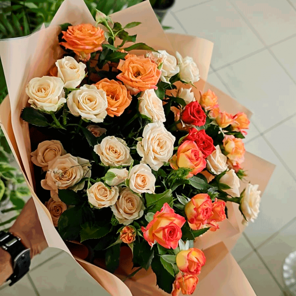 Букет 7 кустовых роз в Гурзуфе