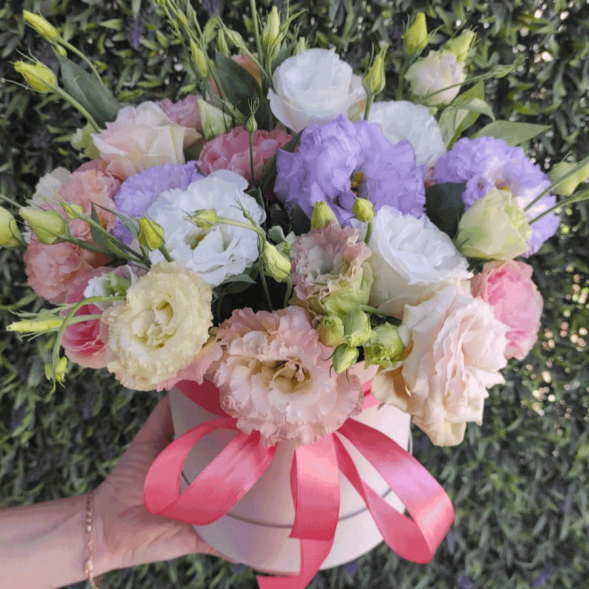 Нежный микс эустом в шляпной коробке в Гурзуфе