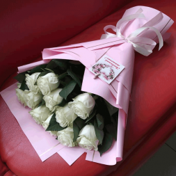 Букет 11 белых роз в упаковке